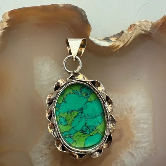 Vintage 925 Silver & green turquoise stone Pendant in 925 Guc 1.50" x 1" - Picture 3 of 7